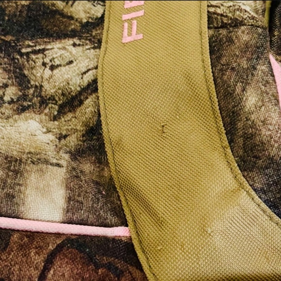 Women’s Realtree Fieldline Pro Series Backpack Camouflage With Light Pink Trim - Picture 7 of 9
